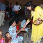 पंकजा मुंडेंचाअसाही साधेपणा ; महापंगतीत भाविकांना वाढला प्रसाद !