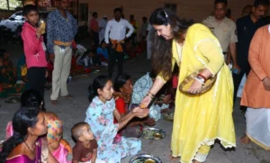 पंकजा मुंडेंचाअसाही साधेपणा ; महापंगतीत भाविकांना वाढला प्रसाद !