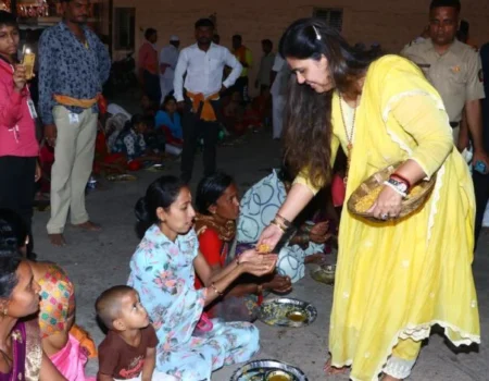 पंकजा मुंडेंचाअसाही साधेपणा ; महापंगतीत भाविकांना वाढला प्रसाद !