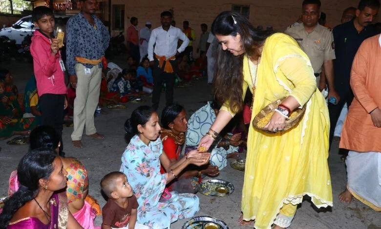 पंकजा मुंडेंचाअसाही साधेपणा ; महापंगतीत भाविकांना वाढला प्रसाद !