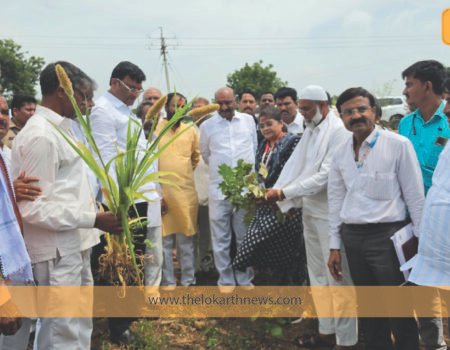 शेतकऱ्यांच्या बांधावर जाऊन आमदार विलास भुमरे यांनी केली दुष्काळी परिस्थितीची पाहणी....