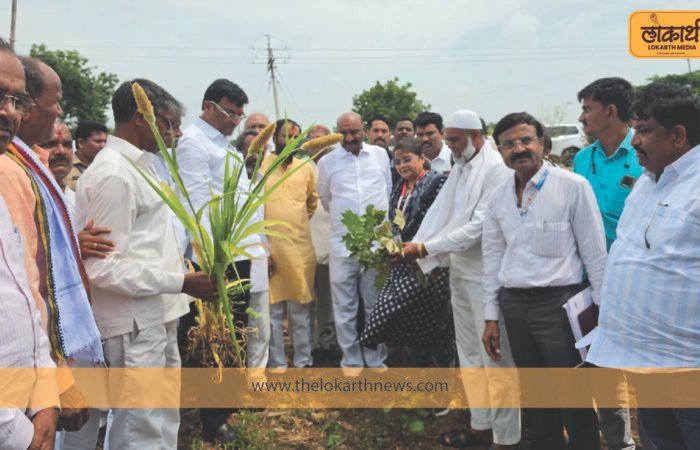 शेतकऱ्यांच्या बांधावर जाऊन आमदार विलास भुमरे यांनी केली दुष्काळी परिस्थितीची पाहणी....