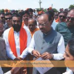 कळमनुरीच्या अराठीत दुष्काळाची दाहकता; मंत्री बावनकुळे यांच्याकडून पीक नुकसानीची प्रत्यक्ष पाहणी