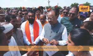 कळमनुरीच्या अराठीत दुष्काळाची दाहकता; मंत्री बावनकुळे यांच्याकडून पीक नुकसानीची प्रत्यक्ष पाहणी