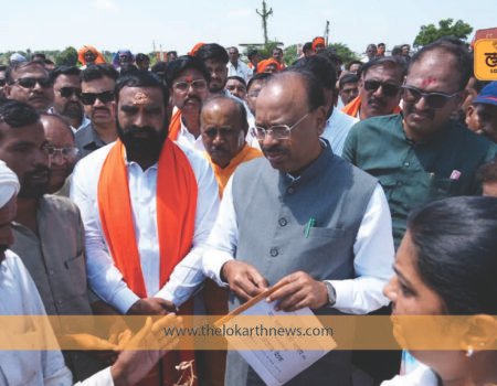 कळमनुरीच्या अराठीत दुष्काळाची दाहकता; मंत्री बावनकुळे यांच्याकडून पीक नुकसानीची प्रत्यक्ष पाहणी