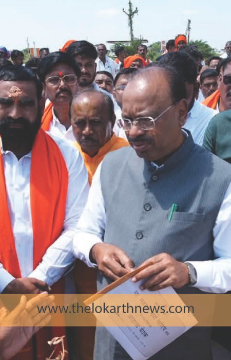 कळमनुरीच्या अराठीत दुष्काळाची दाहकता; मंत्री बावनकुळे यांच्याकडून पीक नुकसानीची प्रत्यक्ष पाहणी