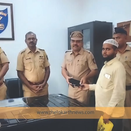 अपर पोलीस अधीक्षक विक्रांत साळी, उपविभागीय पोलीस अधिकारी अनंत कुलकर्णी यांच्या हस्ते मोबाईलचे वाटप