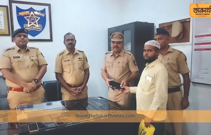 अपर पोलीस अधीक्षक विक्रांत साळी, उपविभागीय पोलीस अधिकारी अनंत कुलकर्णी यांच्या हस्ते मोबाईलचे वाटप