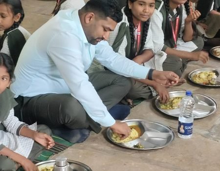 Bidchya-IAS-ne-ghetle-student-sobat-jevan1-