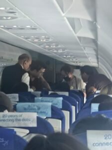 विमान प्रवासादरम्यान प्रवाशाची प्रकृती गंभीर; डॉ. भागवत कराड यांनी डॉक्टर म्हणून तत्काळ धाव घेत दिली वैद्यकीय मदत