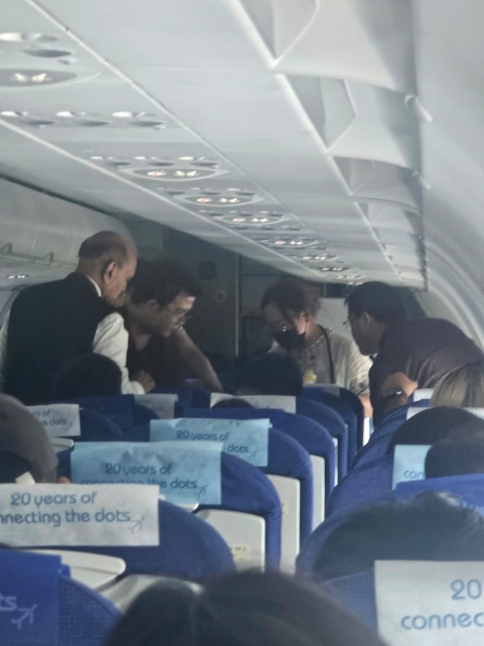 विमान प्रवासादरम्यान प्रवाशाची प्रकृती गंभीर; डॉ. भागवत कराड यांनी डॉक्टर म्हणून तत्काळ धाव घेत दिली वैद्यकीय मदत