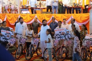 Dushkalat-rajkaran-nko-shetakaryanna-madat-kra-eknathan-shinde-7.10.2026.jpeg