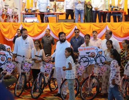 Dushkalat-rajkaran-nko-shetakaryanna-madat-kra-eknathan-shinde-7.10.2026.jpeg