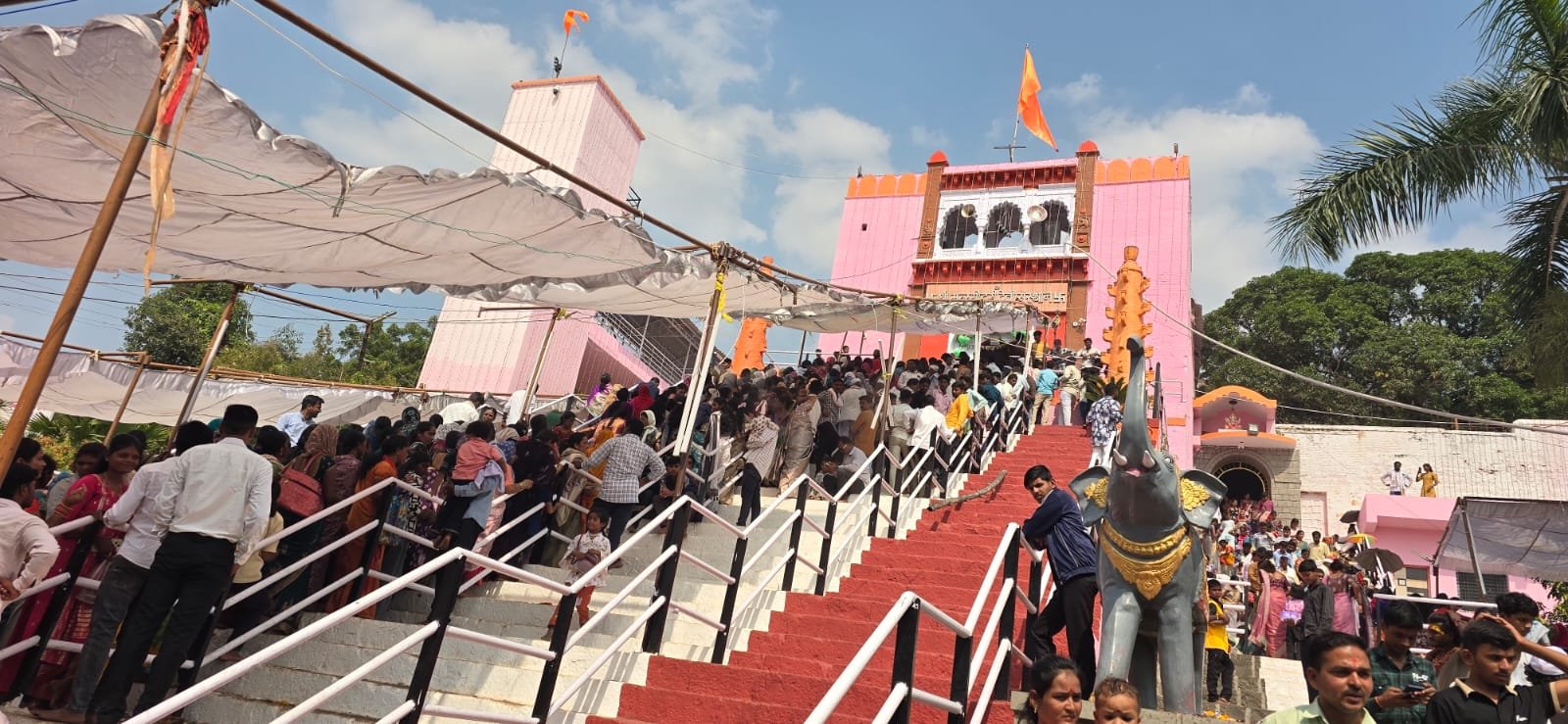 मत्स्योदरीच्या दर्शनासाठी भाविकांची रीघ