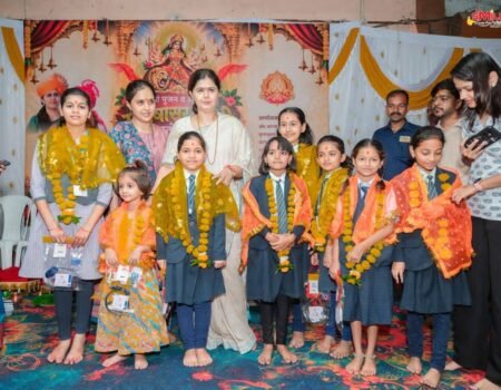 कन्या पूजनावेळी ना. पंकजाताई मुंडे भावूक