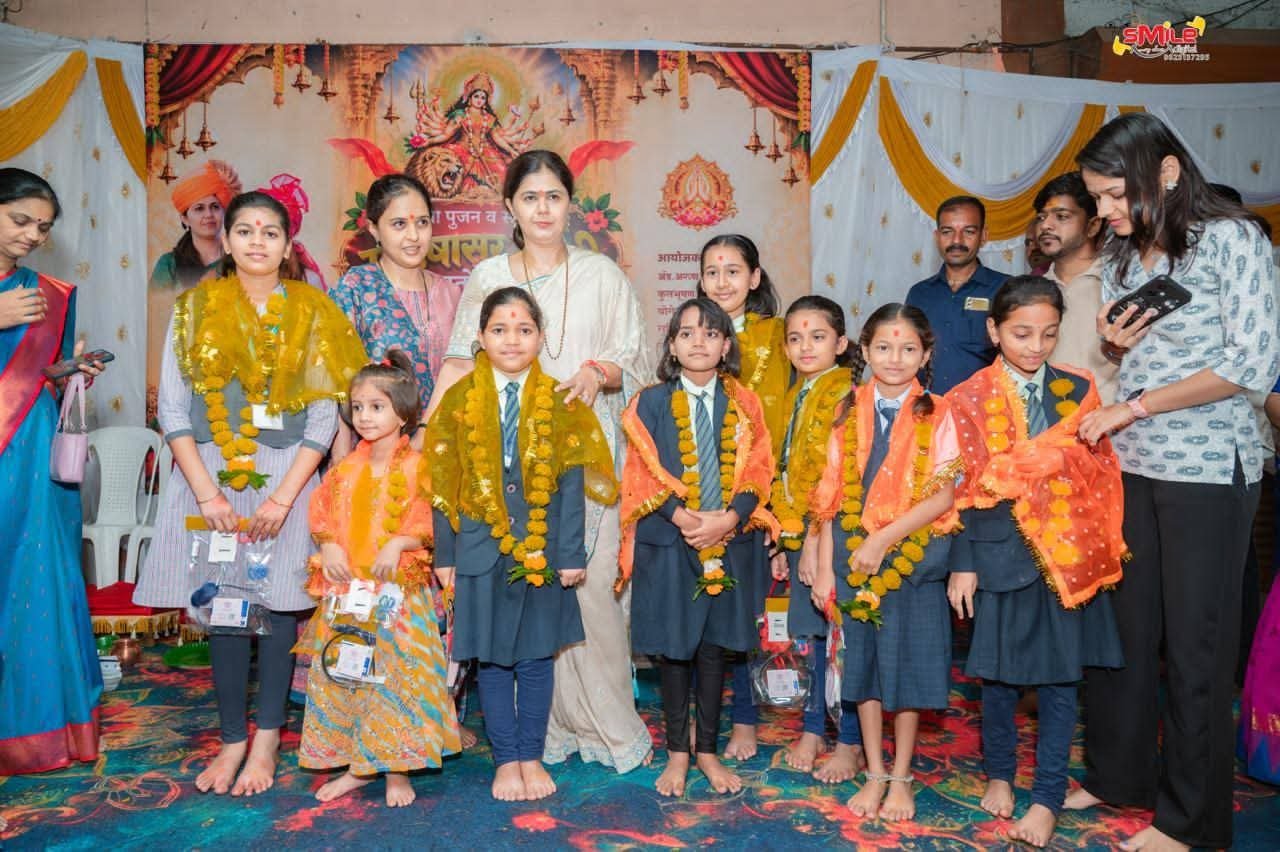 कन्या पूजनावेळी ना. पंकजाताई मुंडे भावूक
