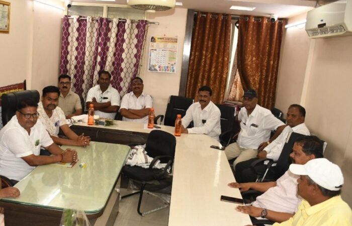 सहकारी सोसायट्यांच्या चेअरमनच्या अधिकारांवरून सवाल