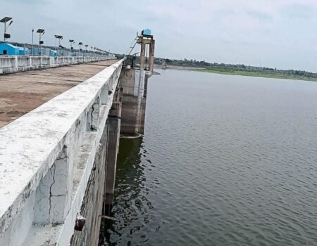 लातूरच्या मुख्य जलवाहिनीवरील पाणीचोरीला आळा; २८ अनधिकृत जोडण्या तोडल्या