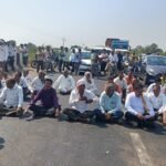 जिल्हा परिषद शाळेच्या जमिनीसाठी घुंगर्डे हादगावकरांचा रास्ता रोको