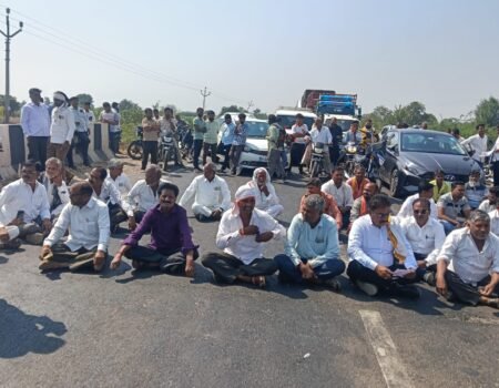 जिल्हा परिषद शाळेच्या जमिनीसाठी घुंगर्डे हादगावकरांचा रास्ता रोको