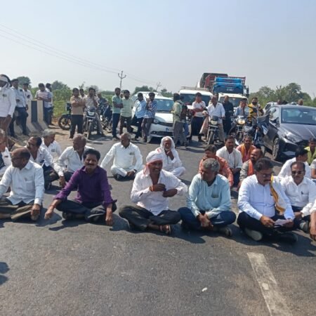 जिल्हा परिषद शाळेच्या जमिनीसाठी घुंगर्डे हादगावकरांचा रास्ता रोको