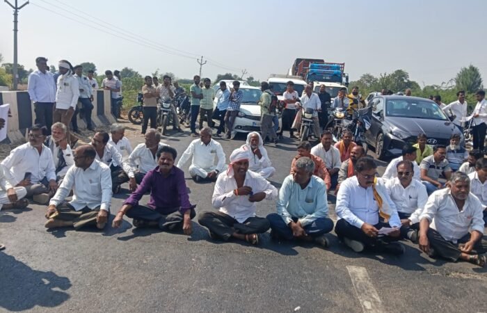 जिल्हा परिषद शाळेच्या जमिनीसाठी घुंगर्डे हादगावकरांचा रास्ता रोको