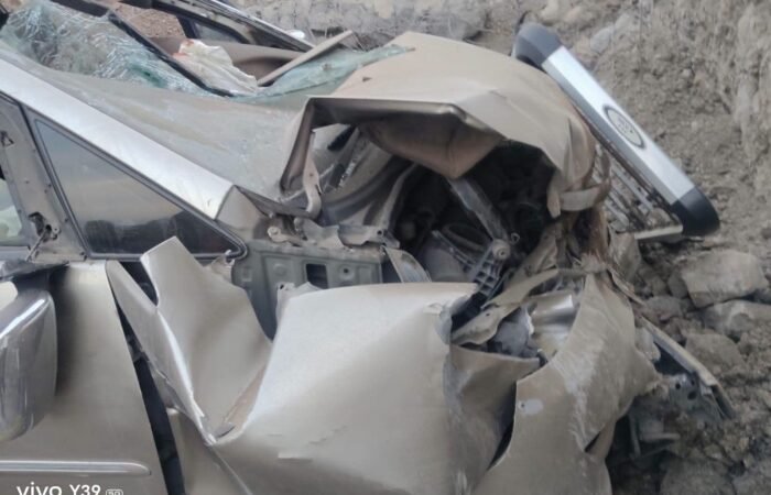 इनोव्हा कार पुलाखाली कोसळल्याने सहा प्रवासी जखमी