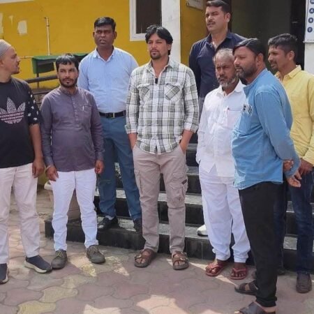वेरूळच्या युवकांनी जपली माणुसकी; तेलंगणातील तरुणाला पोहोचविले घरी