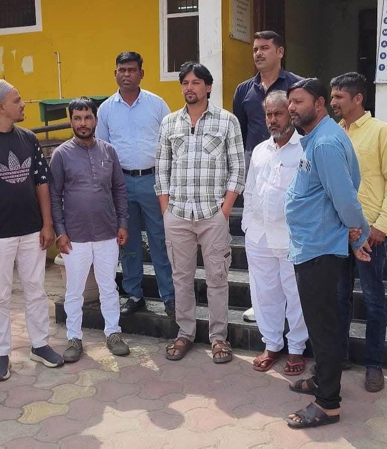 वेरूळच्या युवकांनी जपली माणुसकी; तेलंगणातील तरुणाला पोहोचविले घरी