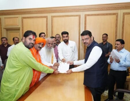 मुख्यमंत्री फडणवीस यांच्यासोबत बंजारा समाजाच्या विविध प्रलंबित प्रश्नांवर चर्चा